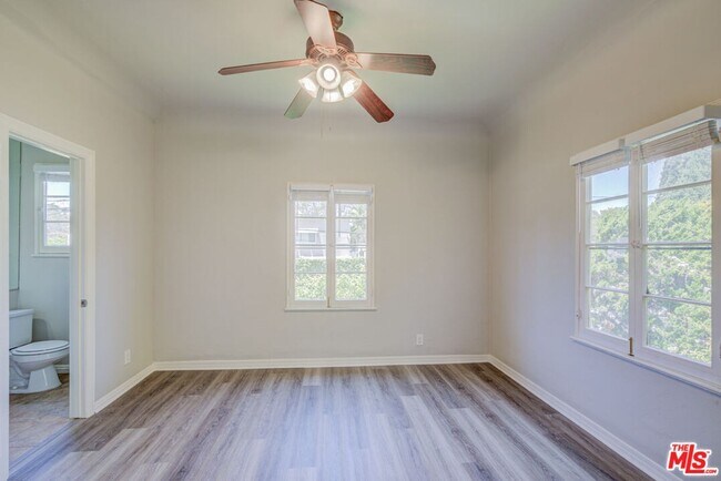 Building Photo - 253 S Elm Dr