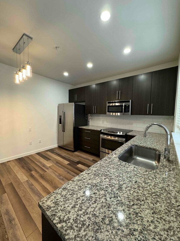 Building Photo - 336 E 1st Ave