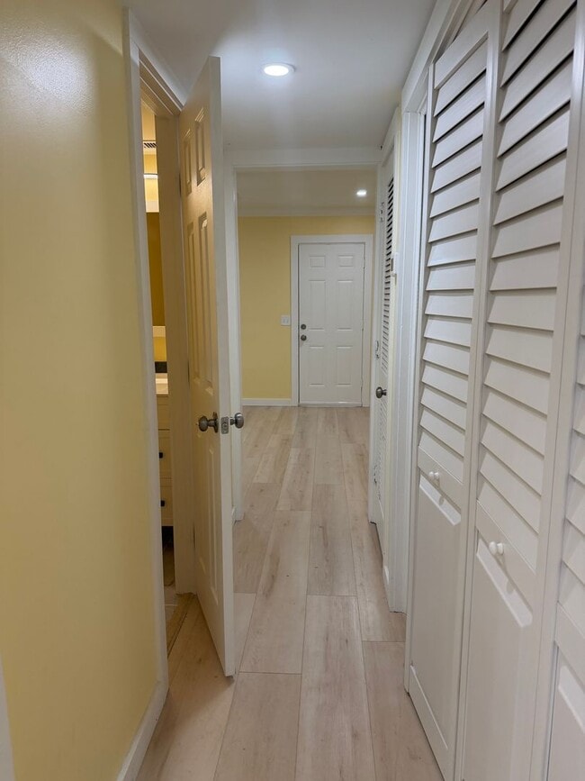 Building Photo - Updated Townhouse on the North End of Hilton Head