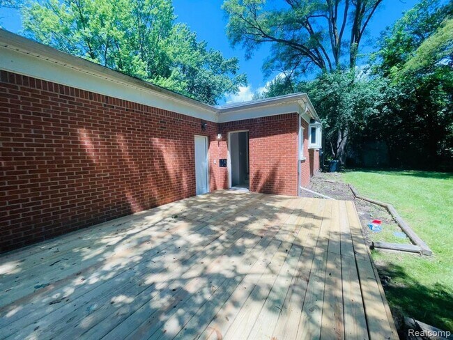 Building Photo - 33910 Playview Ct