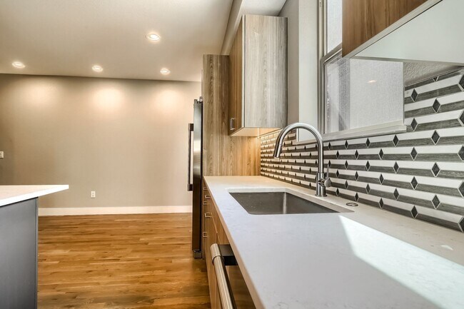 Building Photo - 3 bedroom / 3.5 bath Townhome + 2 Large Flex Spaces & Spacious Roof Top Deck!