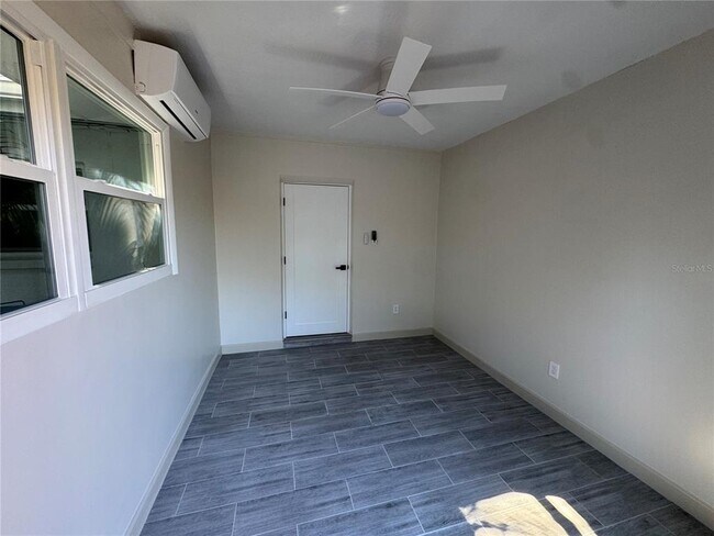 Building Photo - 1500 Carson Cir NE