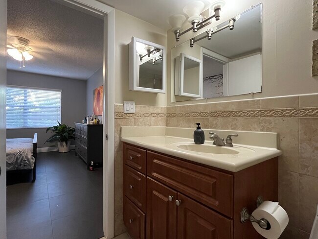 Building Photo - 13720 SW 90th Ave