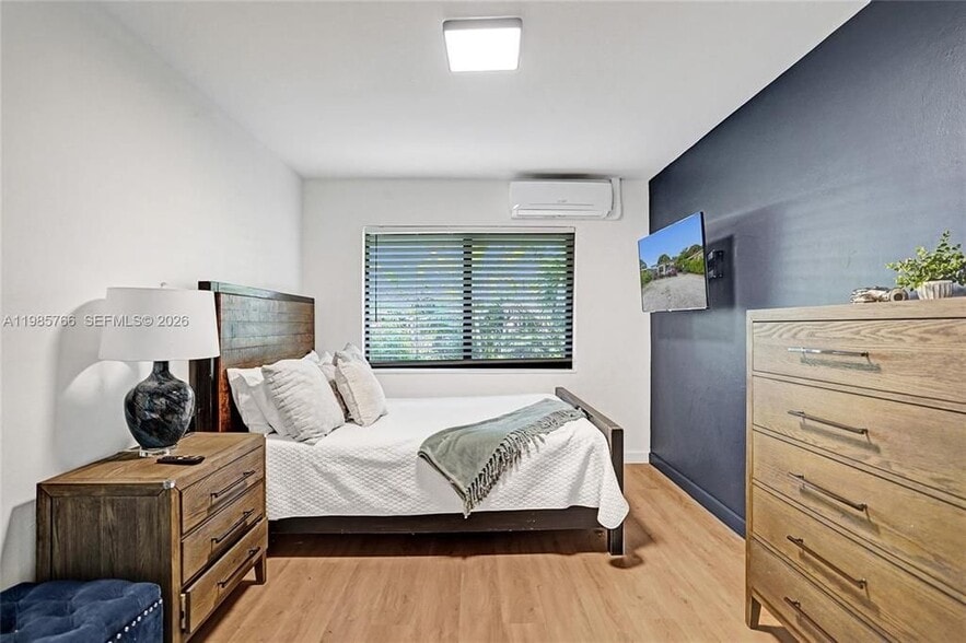 Building Photo - 754 NE 40th St