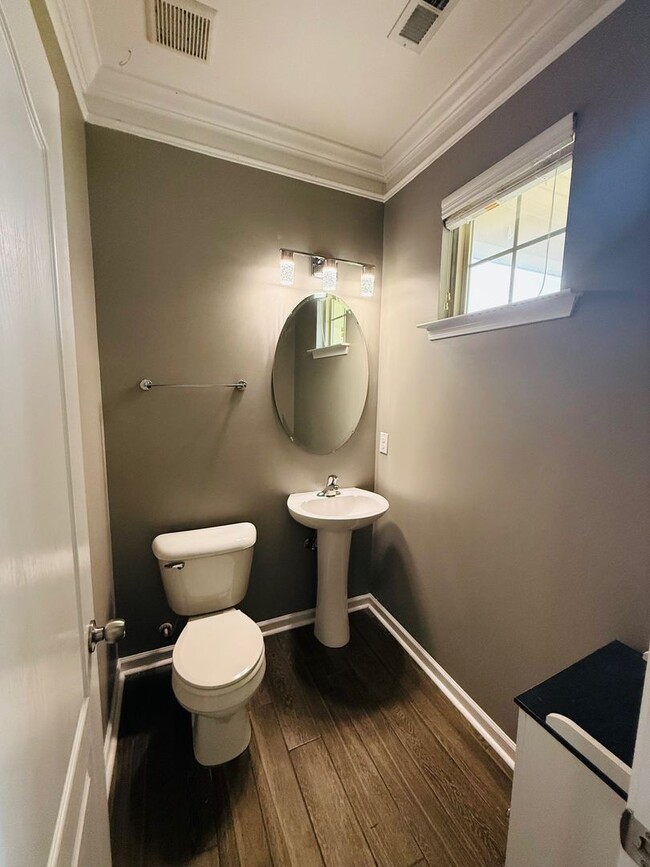 Building Photo - Hidden 4 bedroom, 2.5 bathroom Gem!