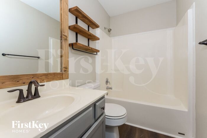 Building Photo - 9301 NE Paw Paw Dr