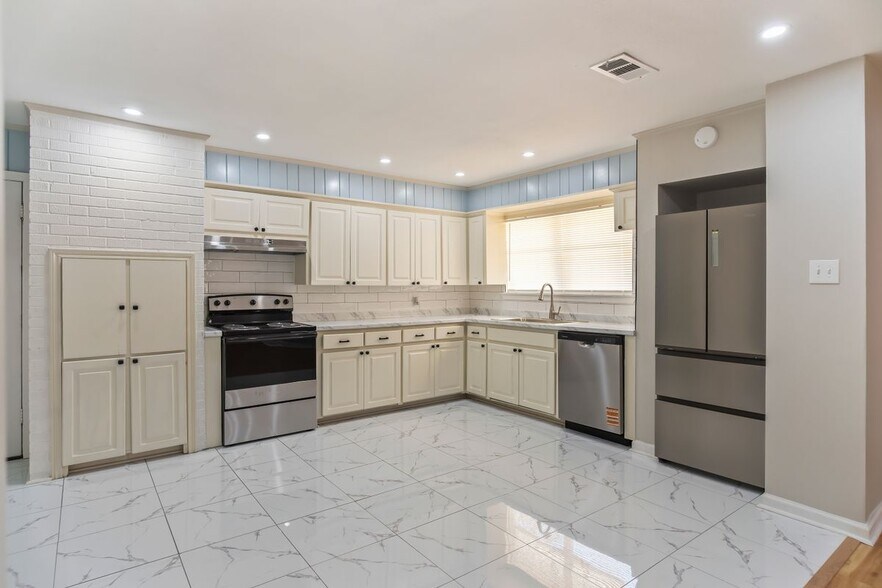 Building Photo - 1455 Marilyn Dr