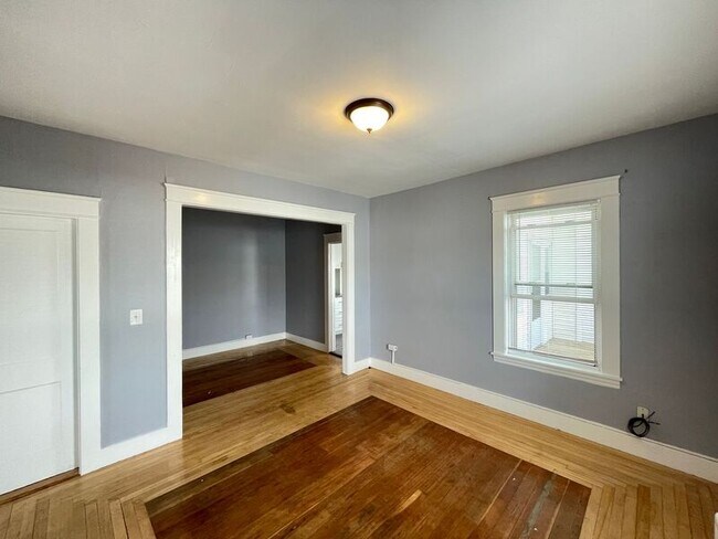 Building Photo - 559 Silver St