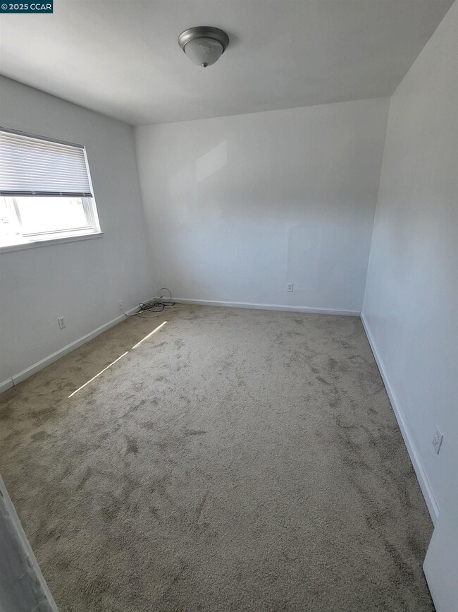 Building Photo - 418 C St
