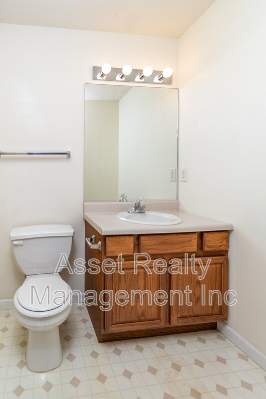 Building Photo - 385 Hawthorne Oaks Way