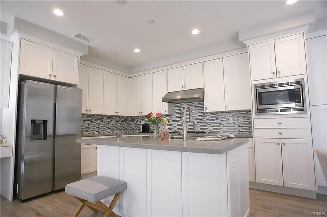 Building Photo - 125 Full Sun