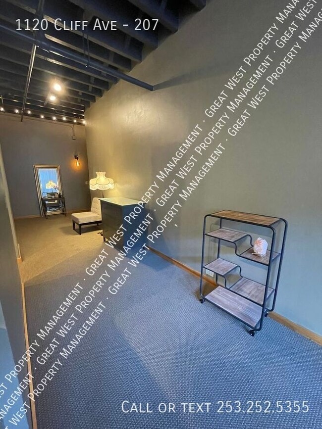 Building Photo - 1120 E Cliff Ave