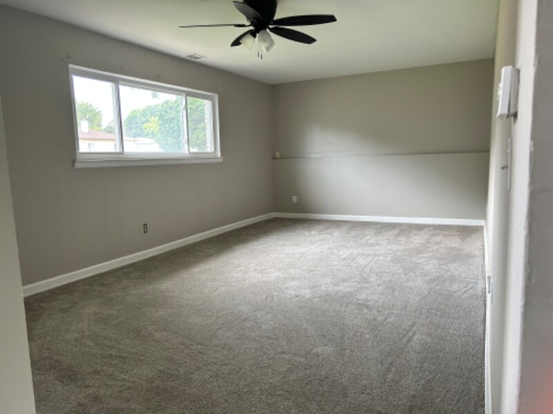 Building Photo - 1398 E Juliah Ave