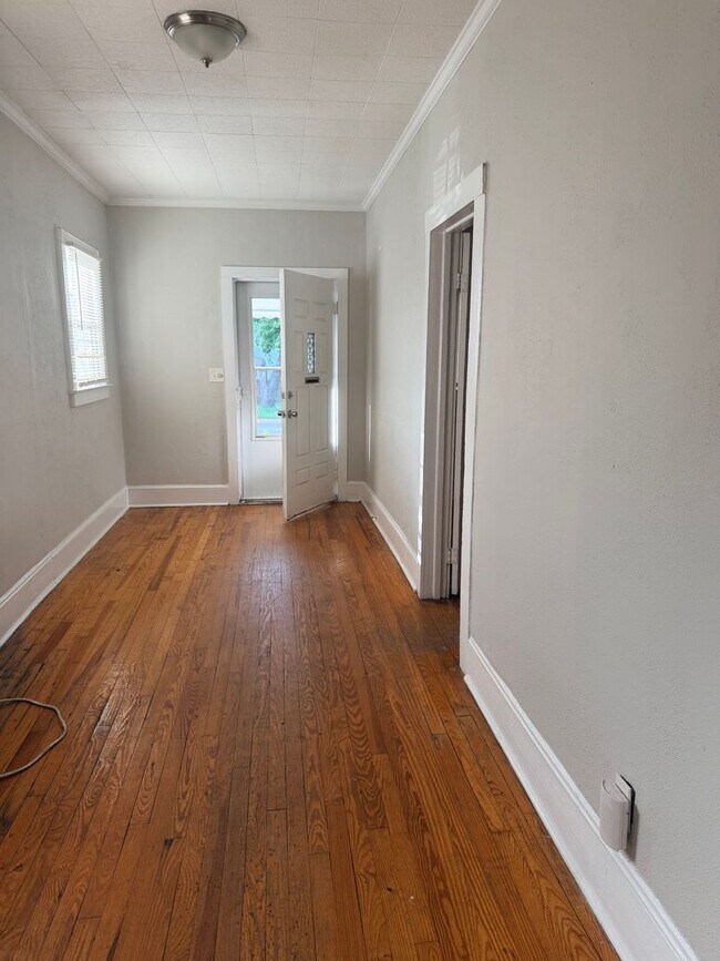 Building Photo - Three Bedroom Two Bath House