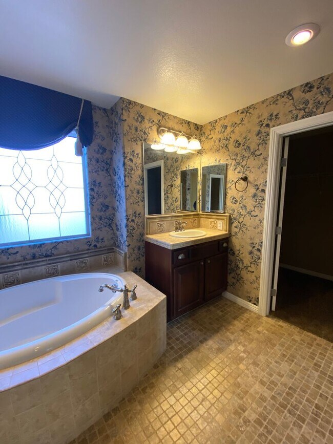 Building Photo - Fabulous Former Model Home!