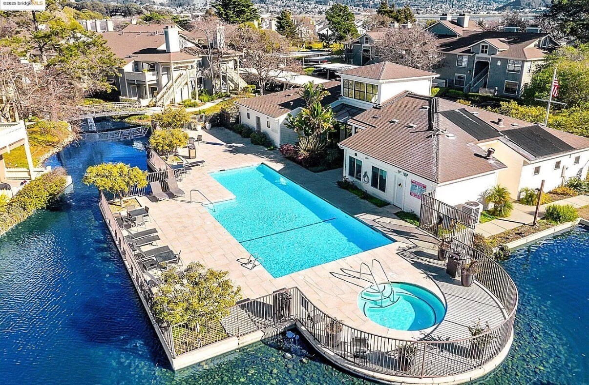 Building Photo - 15 Shoreline Ct