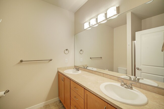 Building Photo - 2Bd/1.75Ba Issaquah Townhouse