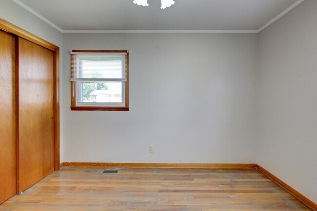 Building Photo - 104 W McReynolds Dr