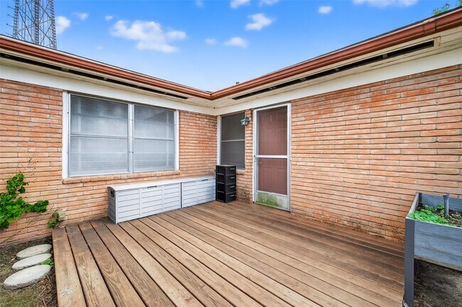 Building Photo - 3428 Bradford St