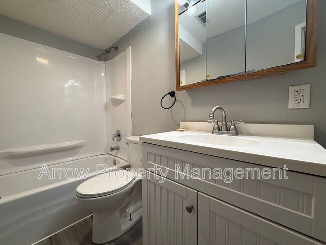 Building Photo - 2049 Worthington Ave