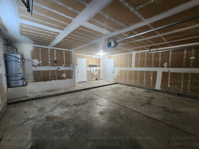 Building Photo - 3 bedroom/ 2.5 bathroom