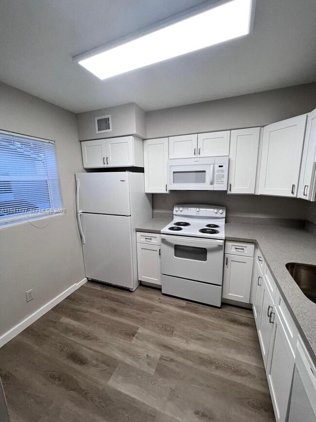 Building Photo - 403 Gardens Dr