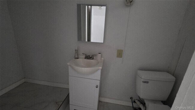 Building Photo - 208 Glenmere Rd