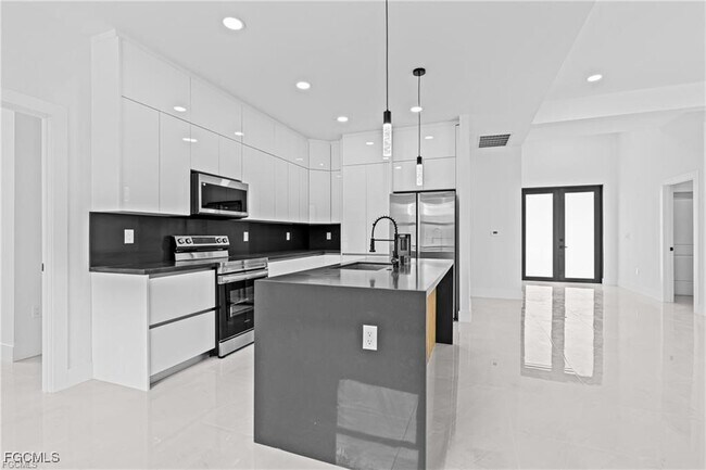 Building Photo - 620 Raintree St E