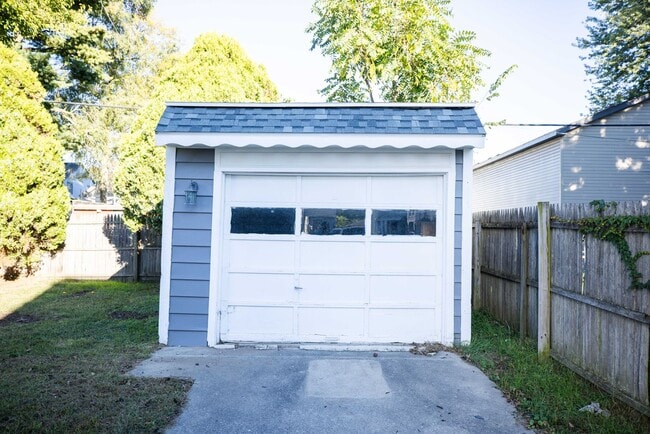 Building Photo - Beautiful, functional, and clean three bed...