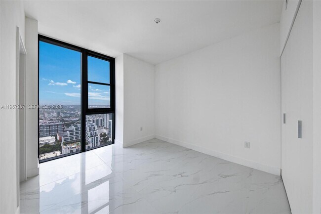 Building Photo - 700 NE 24th St