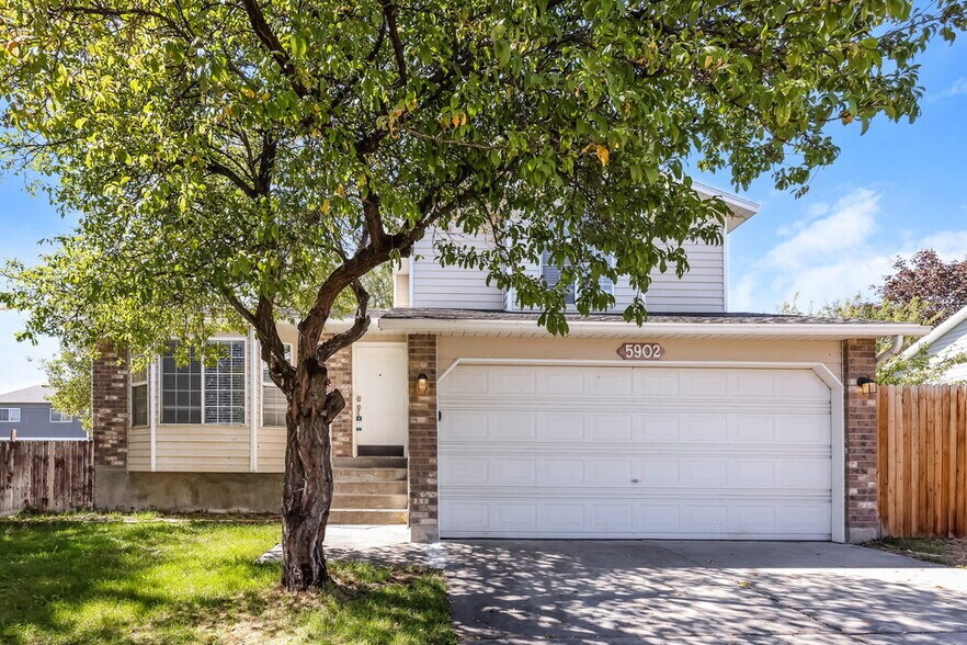 Primary Photo - 5902 Woodview Dr