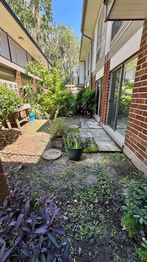 Building Photo - Summit House Condo Available, Walk to Shands!