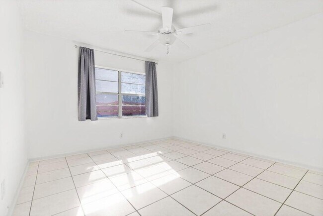 Building Photo - 345 W Laurel Dr