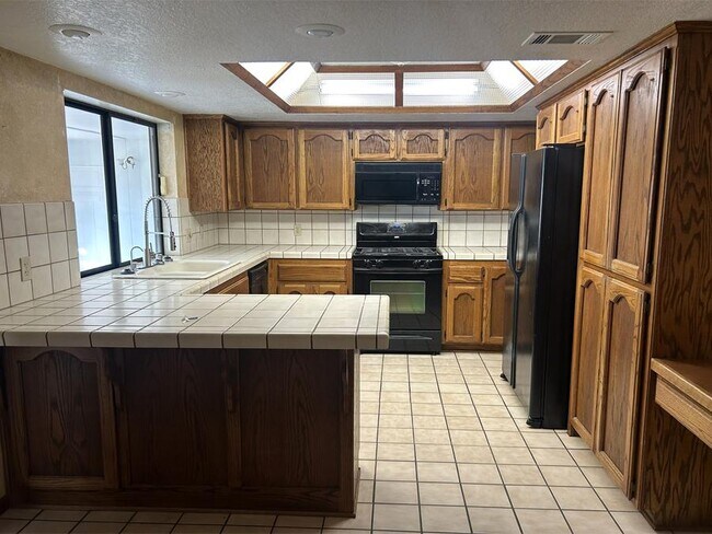 Building Photo - 15370 Tacony Rd