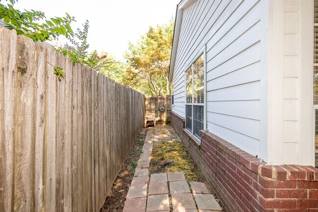 Building Photo - Charming 3 bedroom home with cozy fireplac...