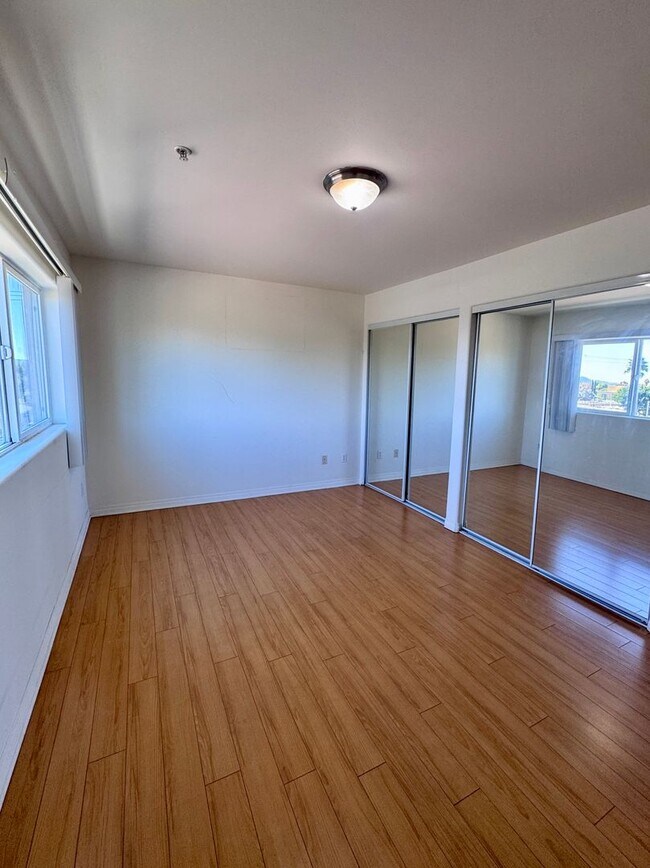 Building Photo - 3 Bedroom 2 Bath Penthouse condo in Van Nuys