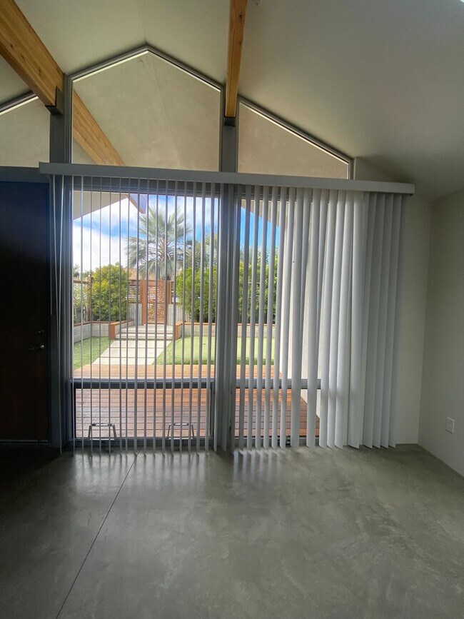 Building Photo - M340 - Miller