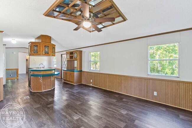 Building Photo - Enjoy the peace and quiet of the country!