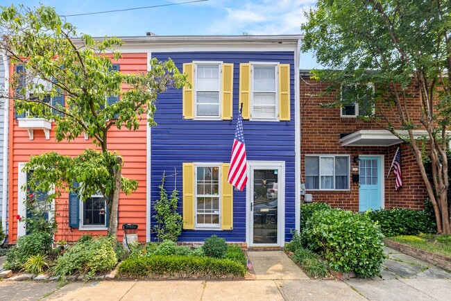 Building Photo - A Charming home in the heart of Old Town!