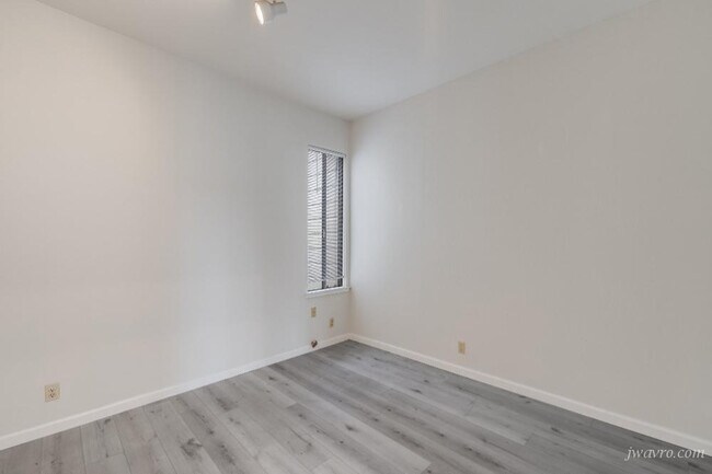 Building Photo - 33a Isis St