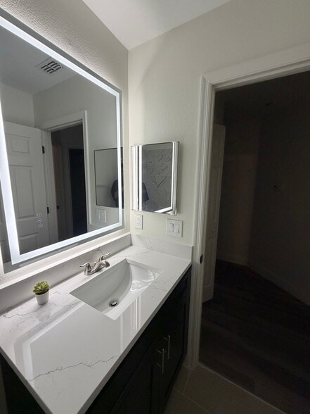 Building Photo - 2425 Ashecroft Dr
