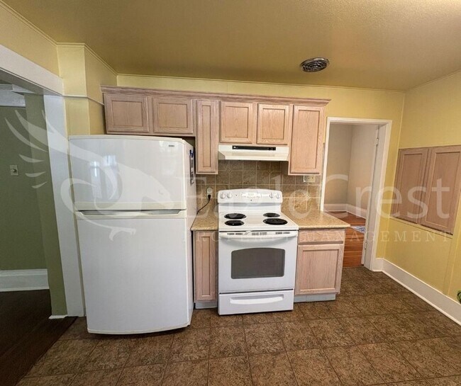 Building Photo - Three Bedroom, Two Bathroom House Near Sha...