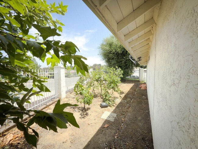 Building Photo - 3 Bedroom/2 Bathroom Private Home with Lar...