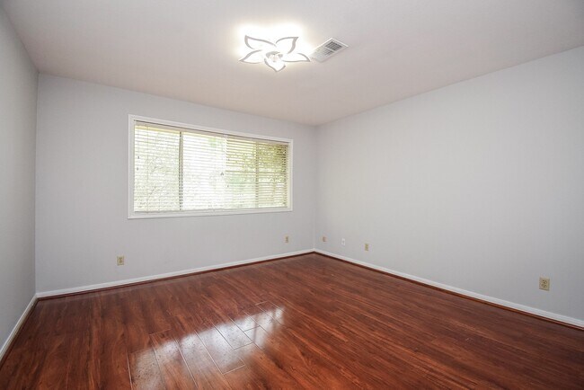 Building Photo - 201 Vanderpool Ln