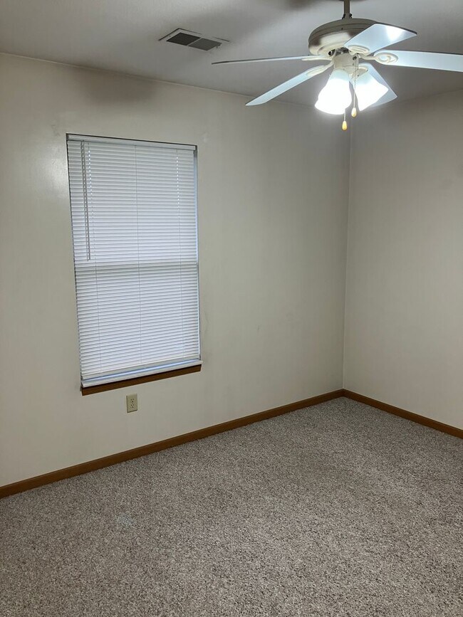 Building Photo - Charming 2-Bedroom Ranch in Peaceful Piqua Neighborhood!