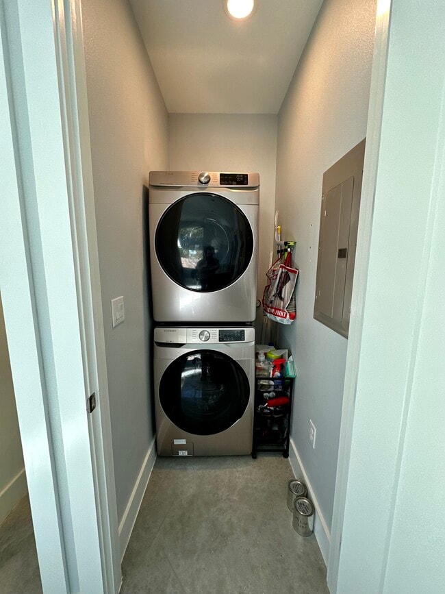 Building Photo - 5008 Lott Ave