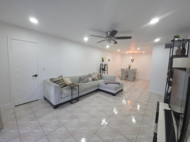Building Photo - 6391 Bay Club Dr