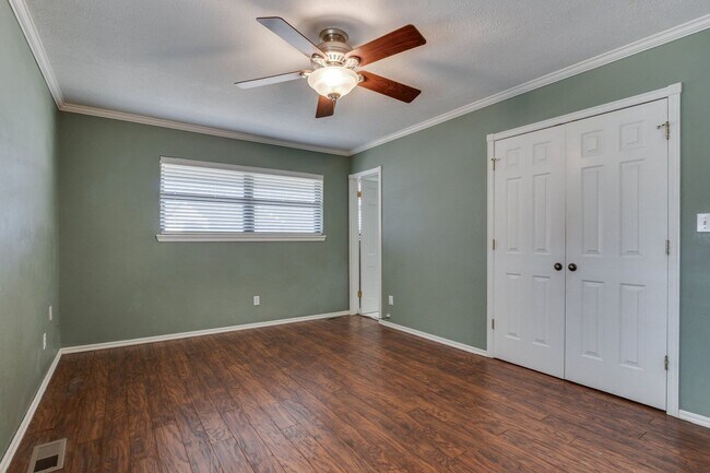 Building Photo - Three bed house in Coronado Heights