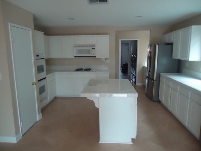 Building Photo - Huge 4 bedroom Masterpiece in the Terra Vista Community For Rent