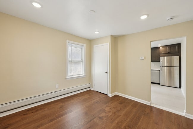 Building Photo - 325 7th St